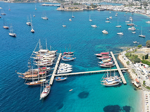 Turistler, Bodrum guletleriyle mavi sulara yelken açıyorlar