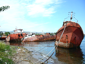 Körfez’de 14 yıl önce bağlanan gemiler, günden güne çürüyor