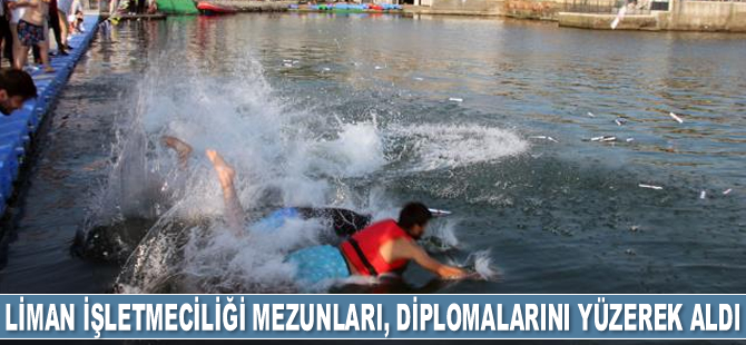 Deniz ve liman işletmeciliği mezunları, diplomalarını yüzerek aldı