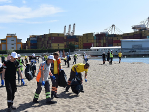 Asyaport, MSC ve Medlog çalışanları, plaj temizliği yaptı