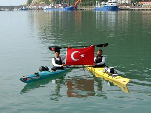 Ahmet Ergün ve Keremhan Kara, Milli Mücadele yolunu kano ile geçti