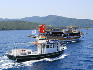 Muğla’da denizden 7 adet tekneyle her gün atık toplanıyor