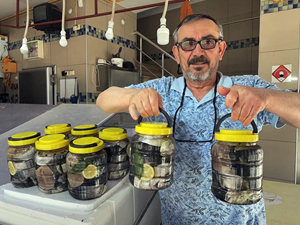 Sinop'ta kışın tuzlanan palamutlar tezgahları süslüyor