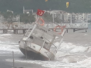 Marmaris'te şiddetli fırtına nedeniyle tekneler karaya oturdu