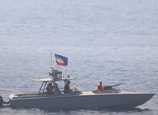 İran, Basra Körfezi’nde ABD savaş gemilerini taciz etti