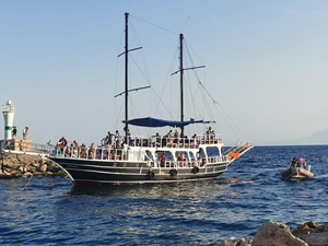Antalya’da tekneleri arızalanan turistlerin yardımına deniz polisi yetişti