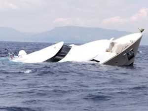 İzmir'de su alan yattaki 10 kişiyi Sahil Güvenlik ekipleri kurtardı