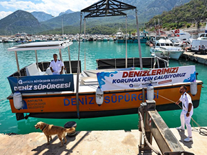 Antalya’nın ABB Mavi 07 isimli ilk deniz süpürgesi, suya indirildi