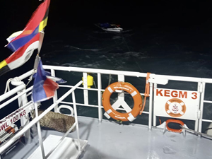 Bostancı açıklarındaki yarı batık tekne kurtarıldı