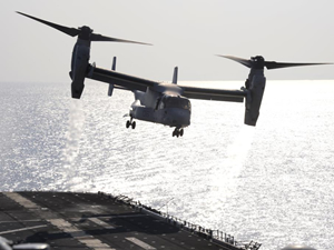 ABD savaş gemisine iniş yaparken düşen uçağın görüntüleri ortaya çıktı