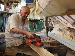 Nejdet Özyazıcı, 40 yıldır Karadenizli balıkçılara tekne inşa ediyor