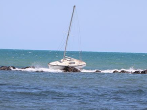 Samsun’da yelkenli tekne dalgakırana çarptı
