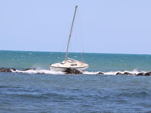 Samsun’da yelkenli tekne dalgakırana çarptı