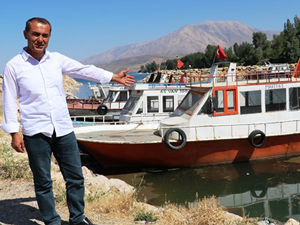 Van Gölü suyunun çekilmesiyle balıkçı tekneleri karaya oturdu