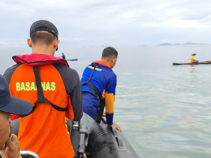 Endonezya'da KM Cahaya Arafah isimli feribot battı: 13 kişi kayıp