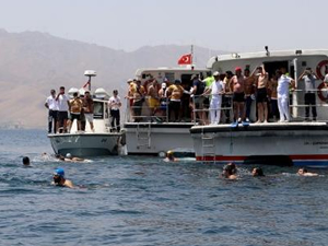 Yüzücüler, Kuzu Adası’ndan Akdamar’a kulaç açtı