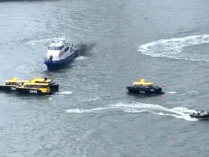 Hollanda'da tur teknesi ile deniz taksi çatıştı