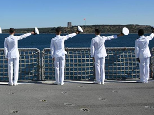 Deniz Harp Okulu öğrencileri, Çanakkale Şehitler Abidesi’ni selamladı