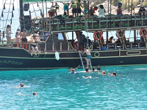 Mersin’de sıcaktan bunalan tatilciler, yat turları ile serinliyor