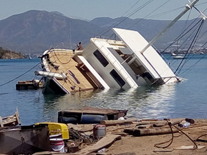 Fethiye’de deneme seyri esnasında yan yatan yat kurtarıldı