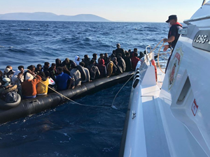 İzmir açıklarında 194 düzensiz göçmen kurtarıldı