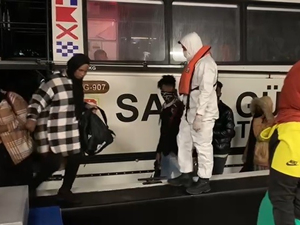 İzmir açıklarında 33 göçmen kurtarıldı