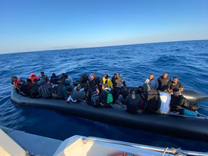 İzmir açıklarında 69 göçmen kurtarıldı