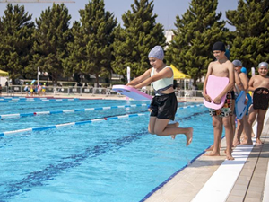 Mersin'de 4 bin kişi yüzmeyi öğrendi