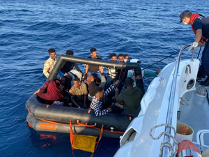 İzmir açıklarında 38 göçmen yakalandı