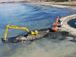 Van Gölü'nde dip çamuru temizliği devam ediyor