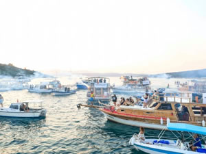 Seferihisar'daki Yat Limanı'nın Genişletilmesi Kararına Teknelerle Protesto Yapıldı