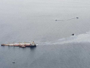 Cebelitarık'ta karaya oturan yük gemisinde yakıt sızıntısı meydana geldi