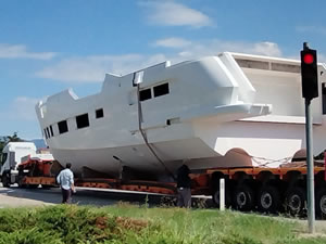 Orhangazi Sirena’da üretilen dev yat karayolu ile taşındı