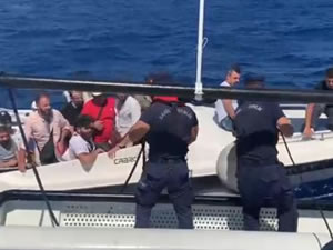 Türk kara sularına itilen 15 düzensiz göçmen kurtarıldı
