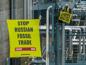 Greenpeace İsveç Limanı'nda Rus LNG'sini Durdurdu