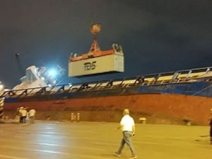 Limanda su alan konteyner gemisi battı