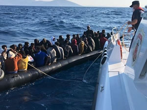 İzmir’de geri itilen 259 düzensiz göçmen kurtarıldı