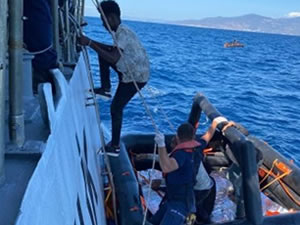 Yunanistan'ın ölüme terk ettiği 66 düzensiz göçmen kurtarıldı