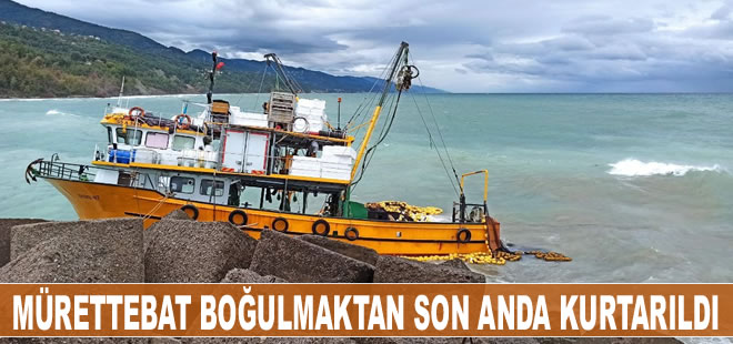 Kayalıklara oturan teknedeki balıkçılar, boğulmaktan son anda kurtuldu