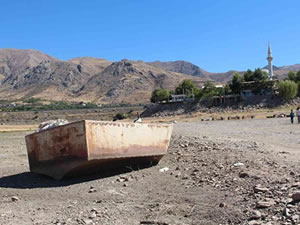 Tekne turlarının düzenlendiği köy kuraklığa teslim