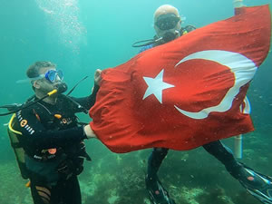 Preveze Deniz Zaferi'ni su altında Türk bayrağı açarak kutladılar