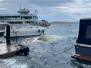 Erdek Limanı'nda bağlı bulunan 7 metrelik tekne lodos nedeniyle battı