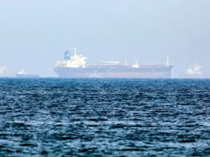 İran, Basra Körfezi'nde 250 bin litre kaçak akaryakıt taşıyan bir gemiye el koydu