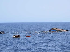 Yunanistan'da düzensiz göçmenleri taşıyan 2 tekne battı: 15 ölü