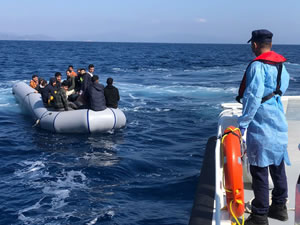 İzmir açıklarında 48 düzensiz göçmen kurtarıldı