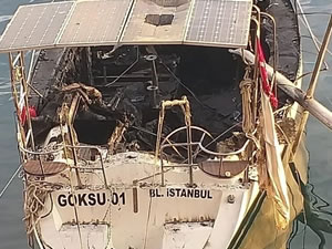 Koyda bağlı duran tekne alev topuna döndü