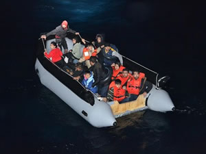 İzmir açıklarında 208 düzensiz göçmen kurtarıldı