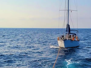 Bozburun açıklarında sürüklenen tekneyi KIYEM ekipleri kurtardı