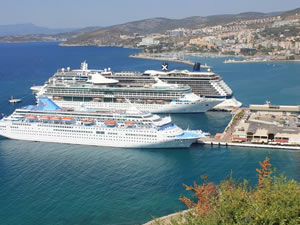 Kuşadası'nda yoğun kruvaziyer trafiği devam ediyor