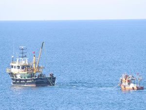 Kocaeli'de alabora olan balıkçı teknesi bulunduğu yerden çıkarıldı